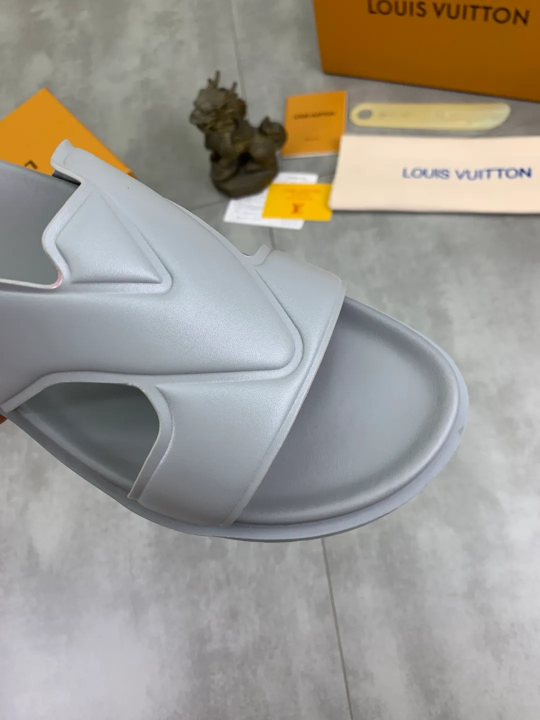 Men's shoes 💰P320💰【New style】🆘 Original quality 【LOUIS VUITTON】The popular Louis Vuitton LV men's slippers on the official website are on sale simultaneously! Original fabric imported from Italy, original factory special supply, code number: 38-44 (45 customized), many colors available